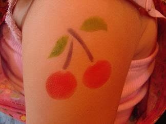 Henna tattoo application